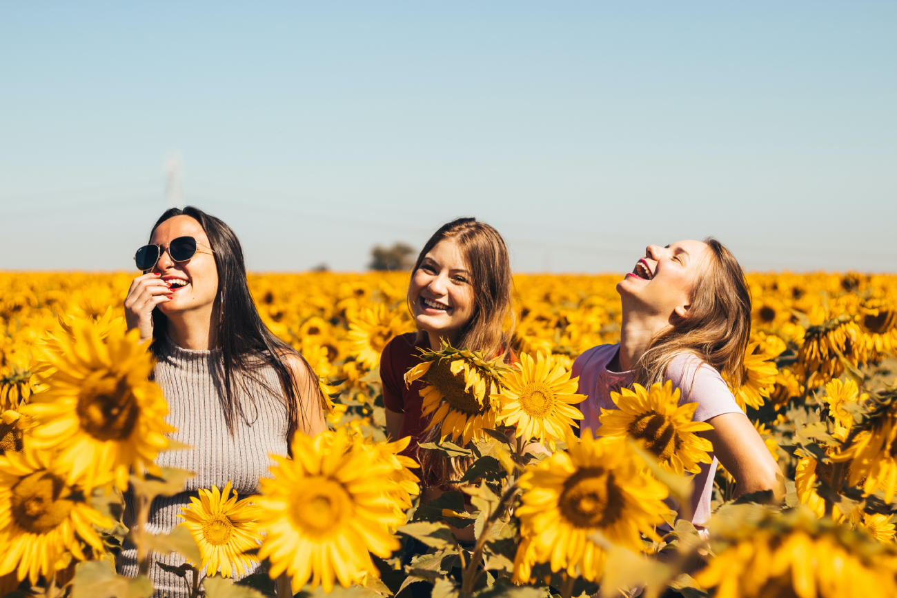 antonino-visalli-RNiBLy7aHck-unsplash 3 girlfriends enjoying themselves in a garden full of sun flowers